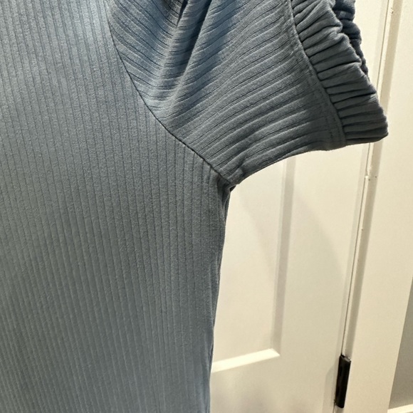 💙RW&CO crew neck frilled sleeve tshirt - medium - Picture 6 of 9